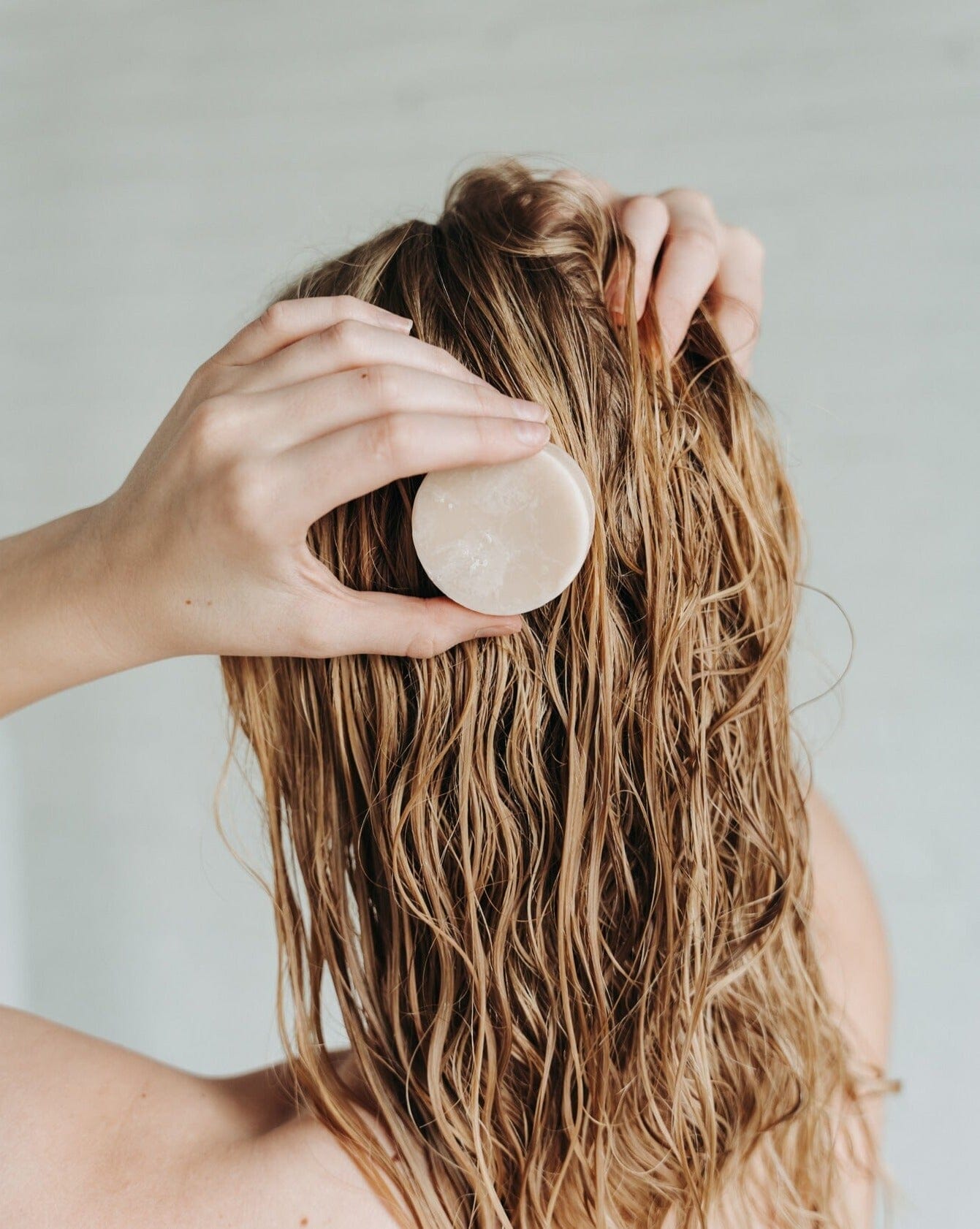The Ultimate Guide to Using Shampoo and Conditioner Bars: Benefits, Application Tips, and Storage Ideas
